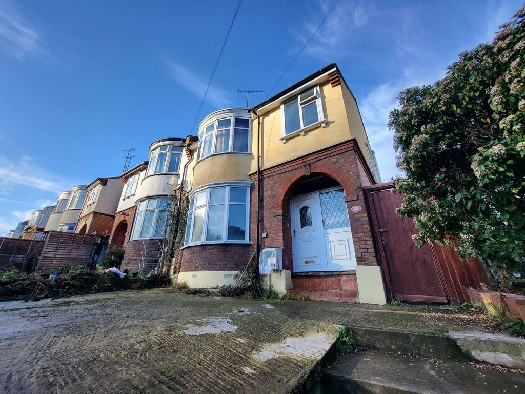 Property photo 1 of 11 Large 3 Bed In Town Centre