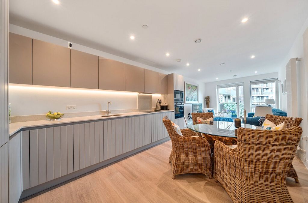 Property photo 2 of 18 1324772-11-6876d7...