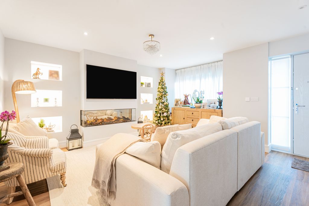 Property photo 2 of 12 Lounge