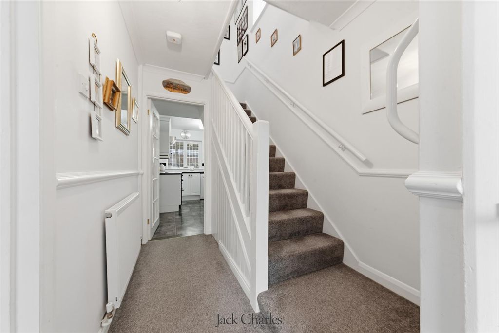 Property photo 3 of 29 27 Croft Close-23.Jpg