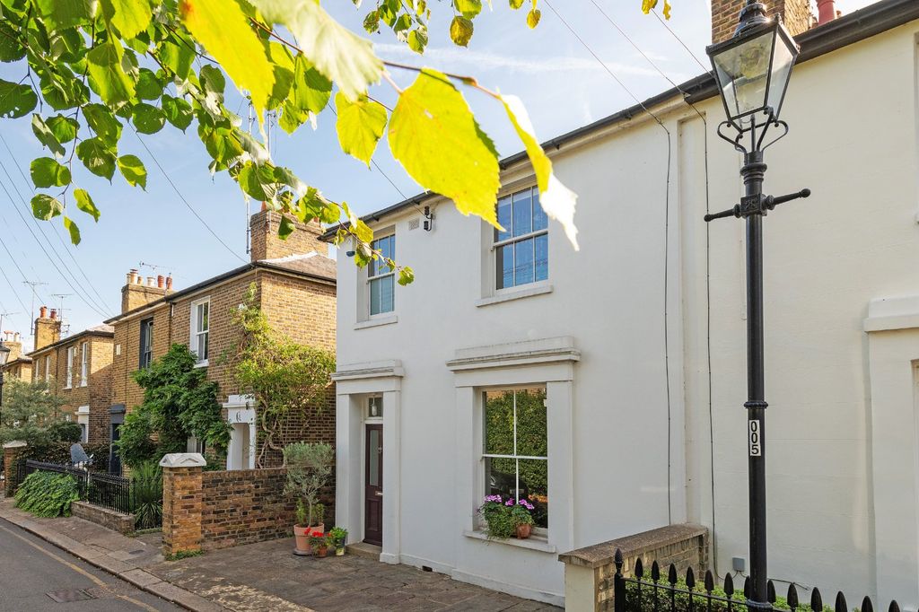 Property photo 1 of 19 Stratford Grove