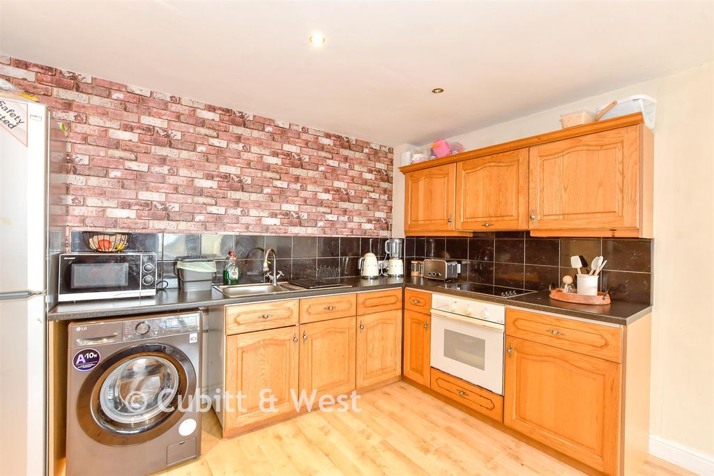 Property photo 3 of 8 Lounge/Kitchen