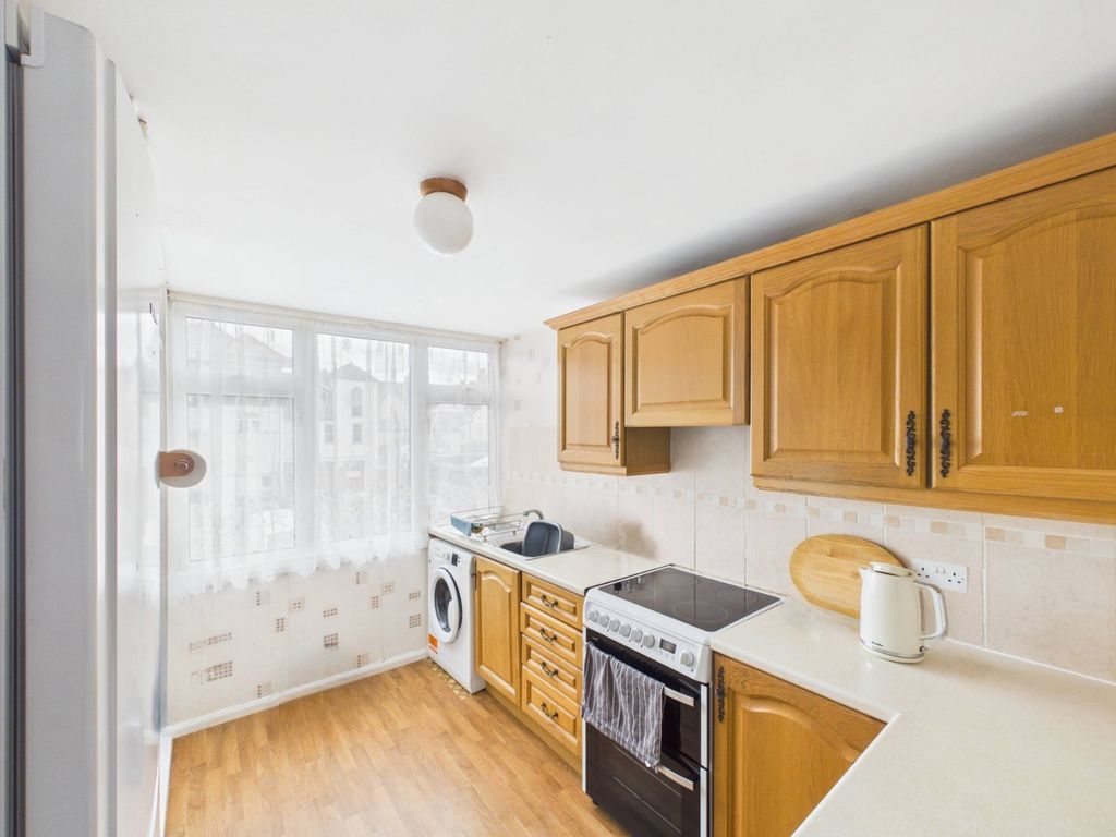 Property photo 3 of 7 Kitchen