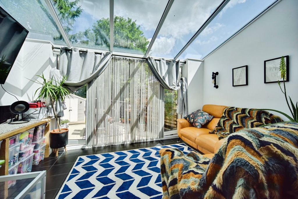 Property photo 3 of 20 Conservatory