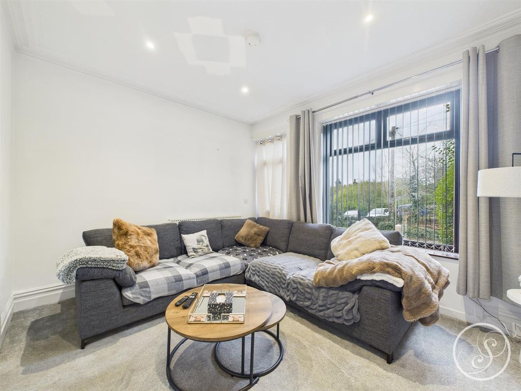 Property photo 3 of 11 Lounge