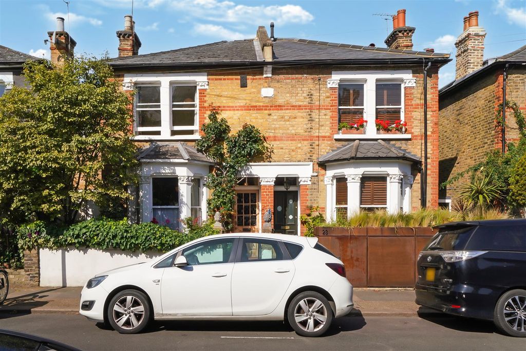 Property photo 1 of 15 Pentlow Street