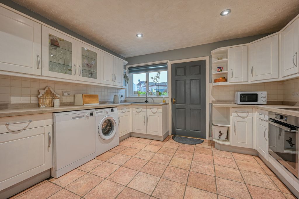 Property photo 3 of 27