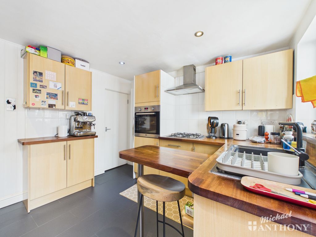 Property photo 3 of 17 Cam02773G0-Pr0451-Still014