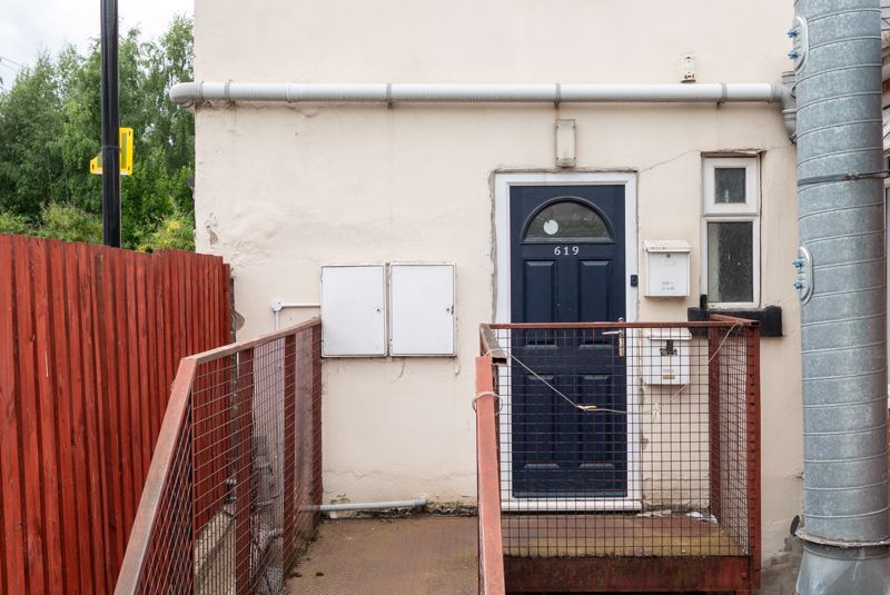 Property photo 2 of 10 Communal Door