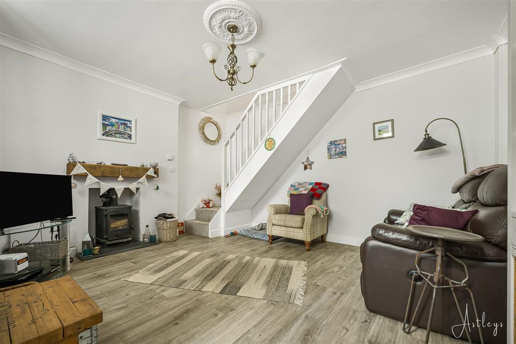 Property photo 3 of 19 Lounge