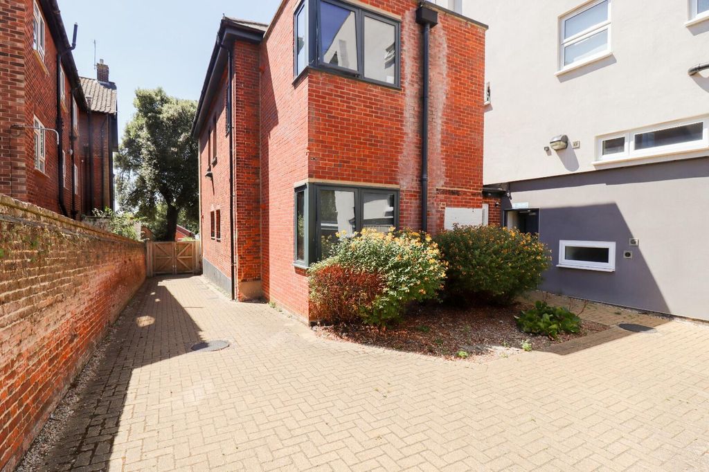 Property photo 3 of 25