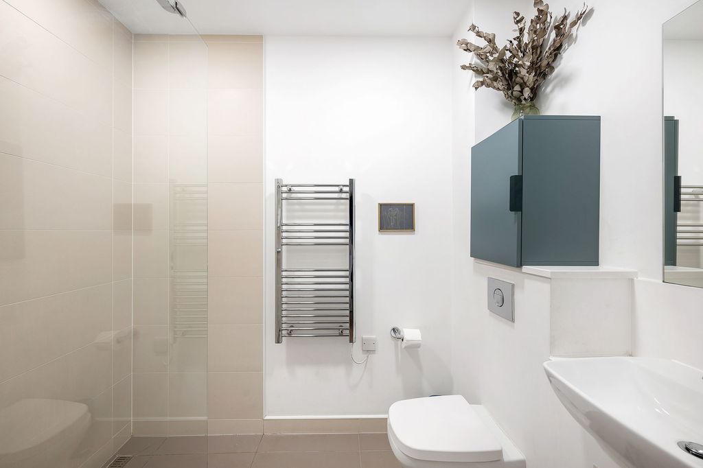 Property photo 3 of 18 Bathroom