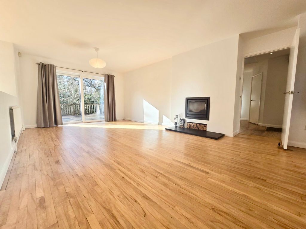 Property photo 2 of 27