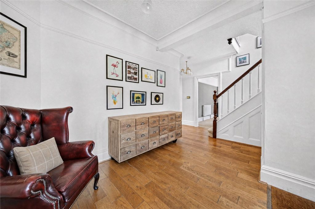 Property photo 2 of 18 Entrance Hall