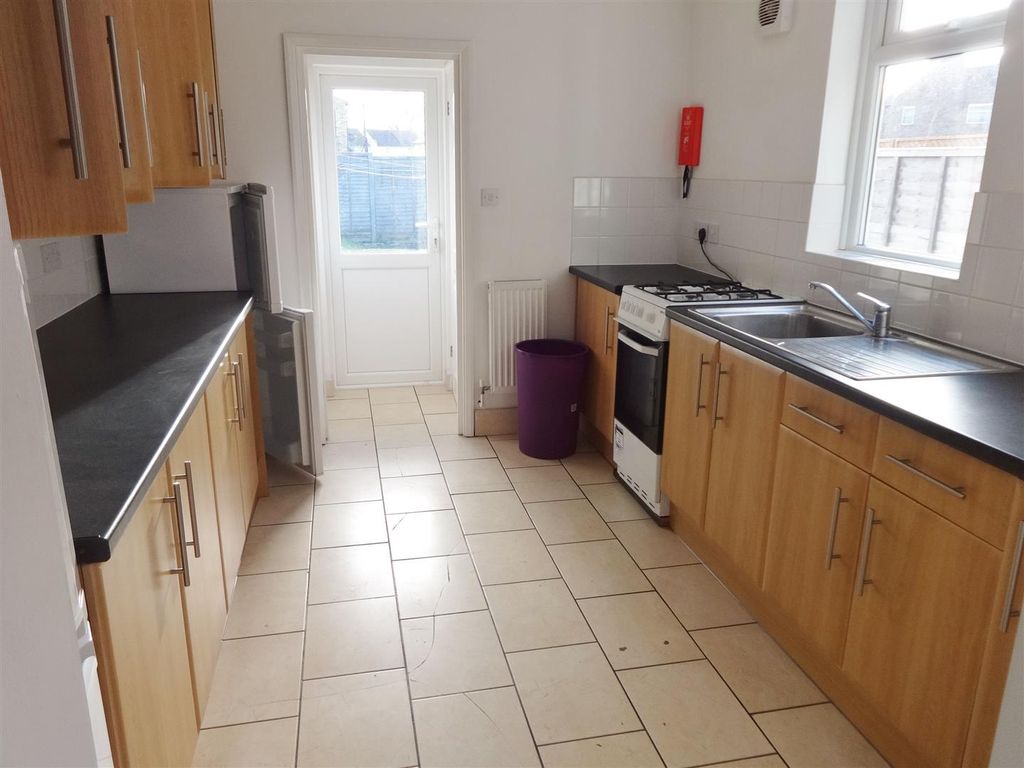 Property photo 3 of 11 Kitchen