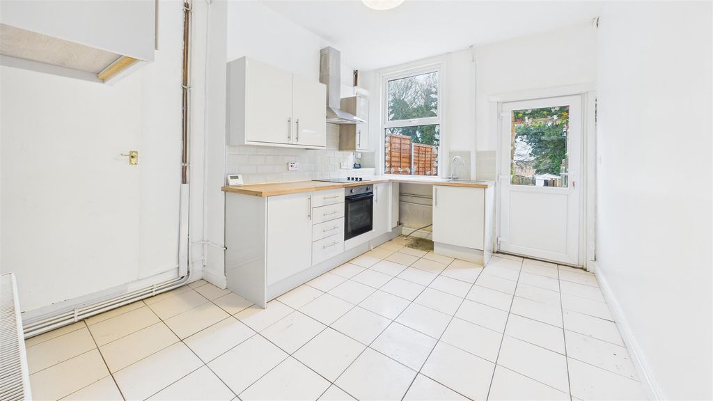 Property photo 3 of 10 Kitchen.Jpg