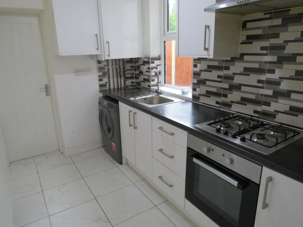 Property photo 3 of 8 Kitchen