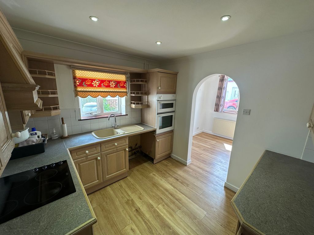 Property photo 3 of 11 Kitchen