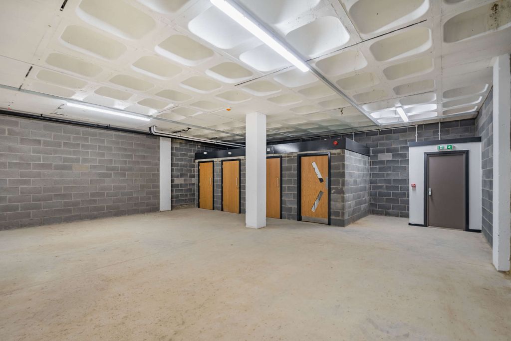 Property photo 3 of 12 8494319-Interior11-800