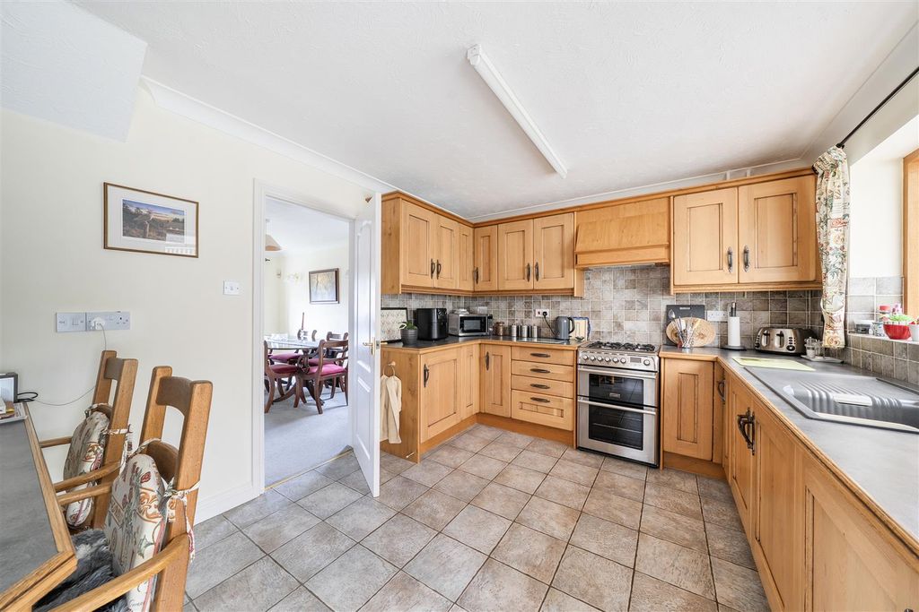 Property photo 2 of 16 Kitchen / Breakfast Room