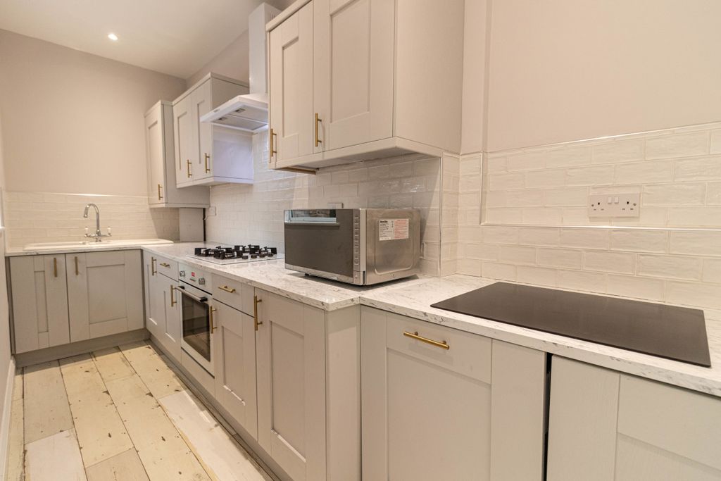 Property photo 2 of 6 61Lr Kitchen