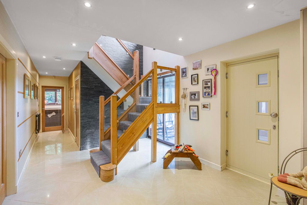 Property photo 2 of 21 Entrance Hallway