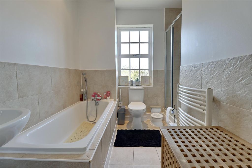 Property photo 2 of 11 Bathroom