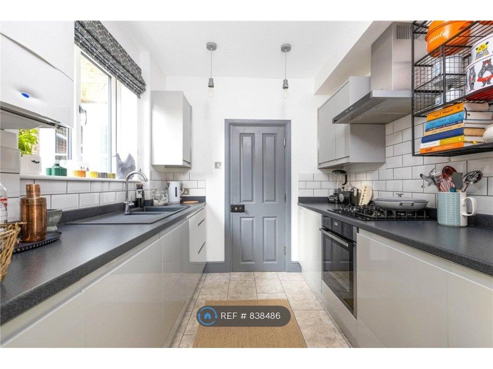 Property photo 3 of 9 Kitchen