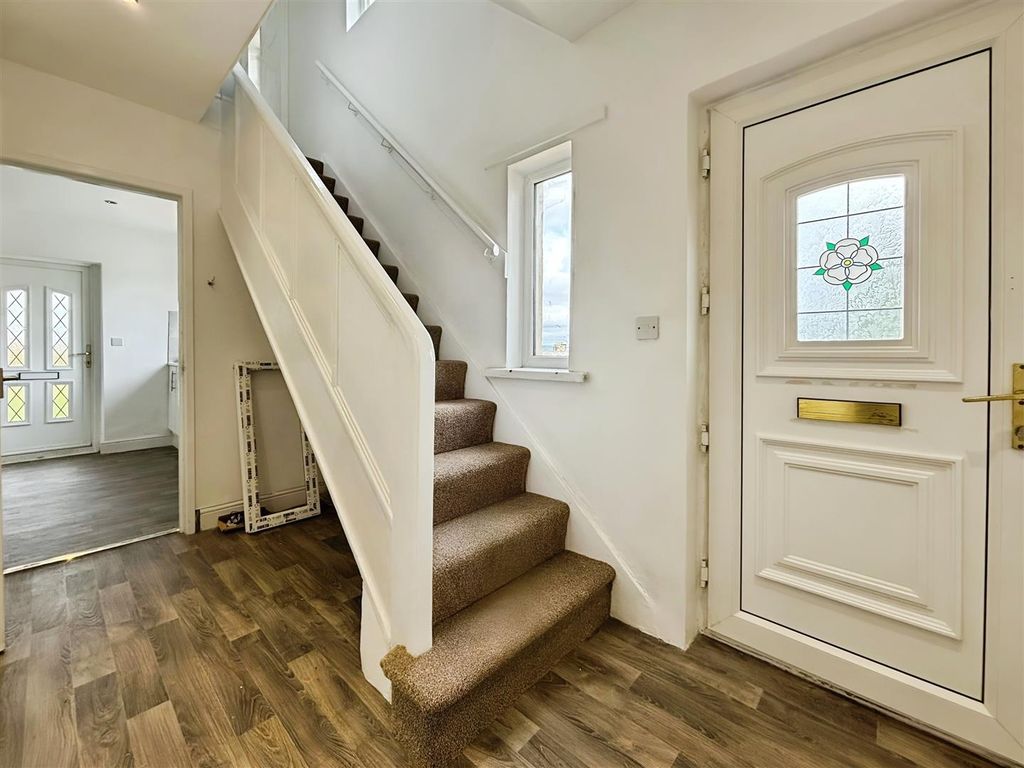 Property photo 2 of 19 Entrance Hall