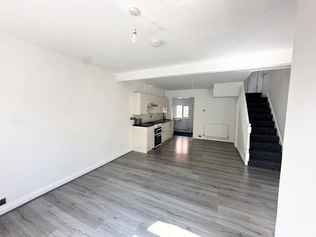 Property photo 1 of 14 3 Bed Terraced House To Rent Osborne St, Neath Sa11