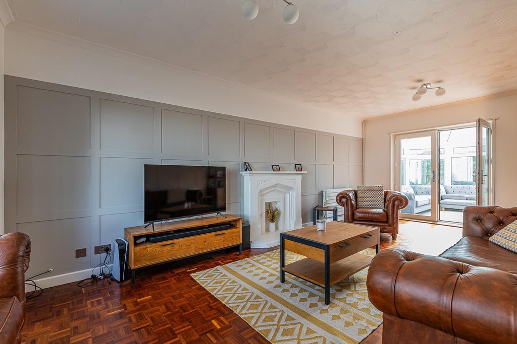 Property photo 3 of 18 Millrace Close 64-13.Jpg
