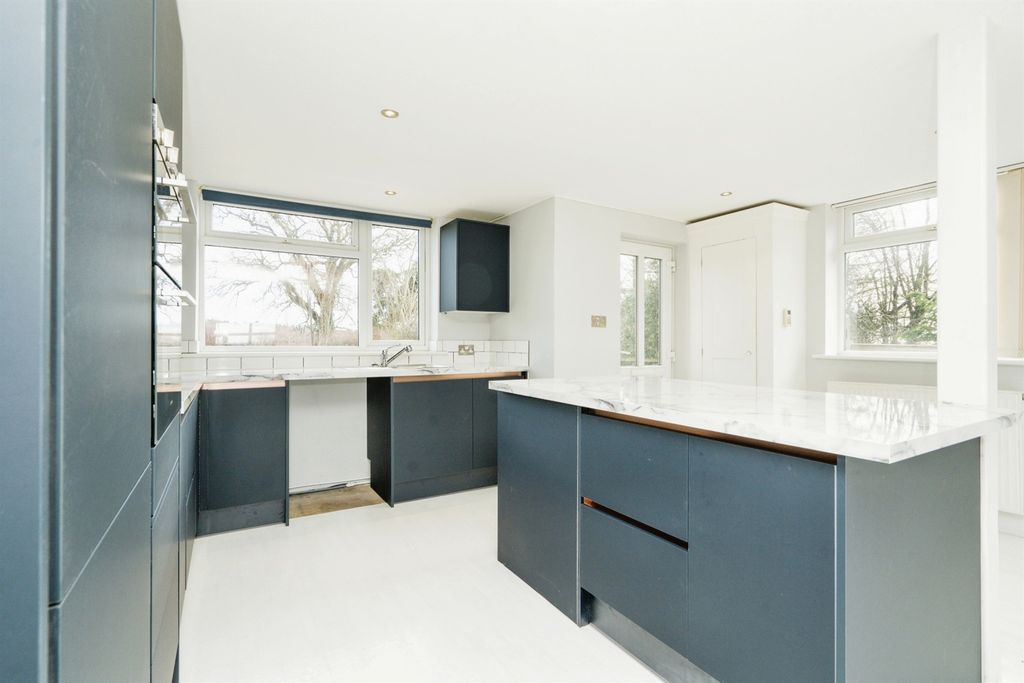 Property photo 2 of 12 Image