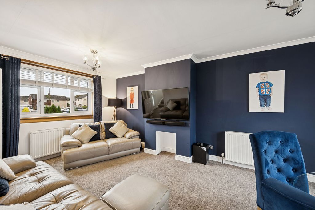 Property photo 3 of 19 Lounge