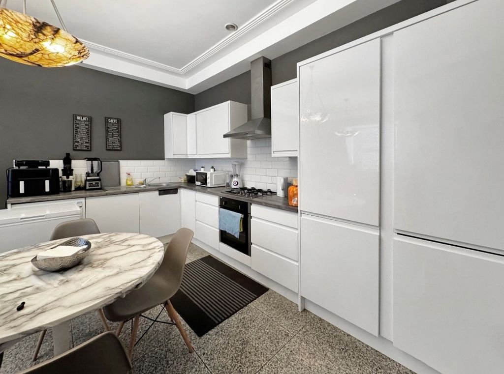 Property photo 2 of 10 Kitchen