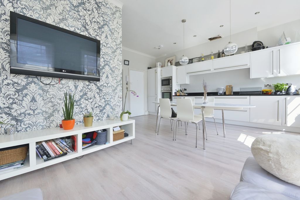 Property photo 3 of 15 Milner Square