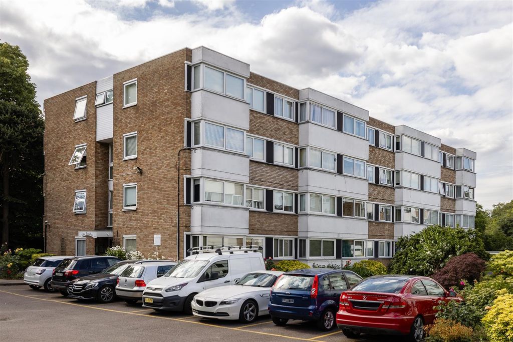 Property photo 2 of 27 Queenswood Gardens, E11