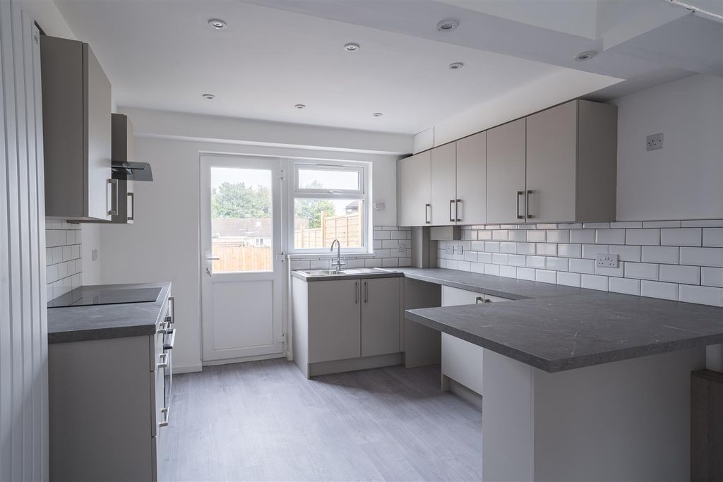Property photo 3 of 19 Kitchen