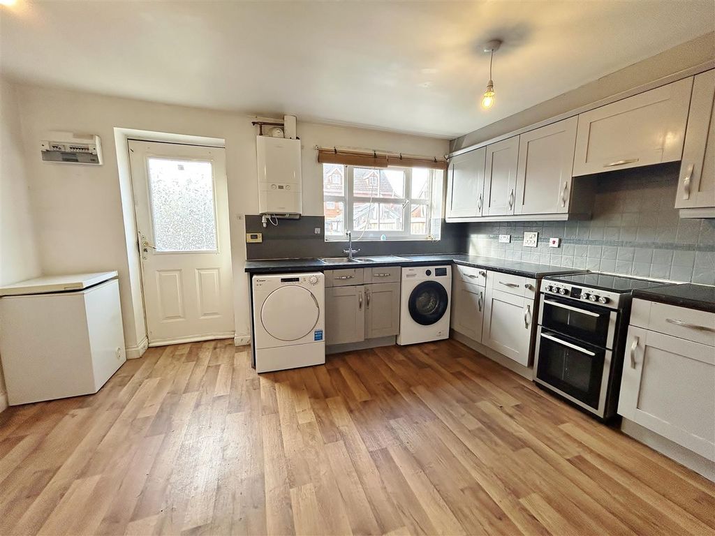 Property photo 3 of 10 Kitchen