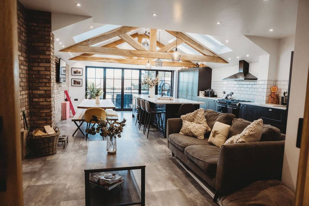 Property photo 2 of 33