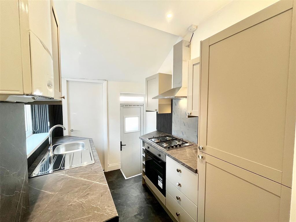 Property photo 3 of 9 Kitchen