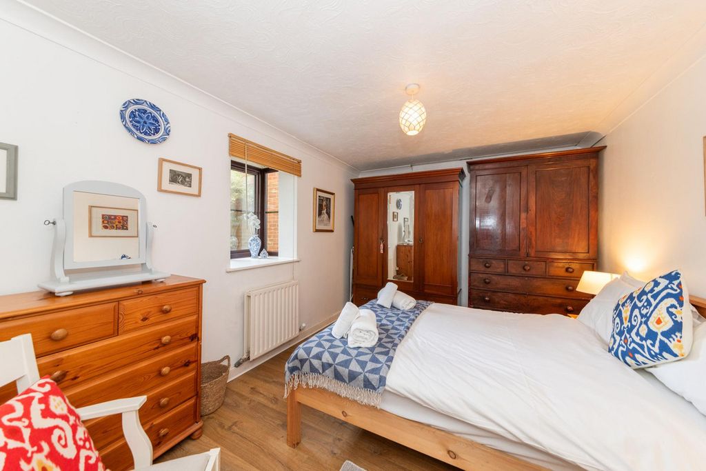 Property photo 2 of 31