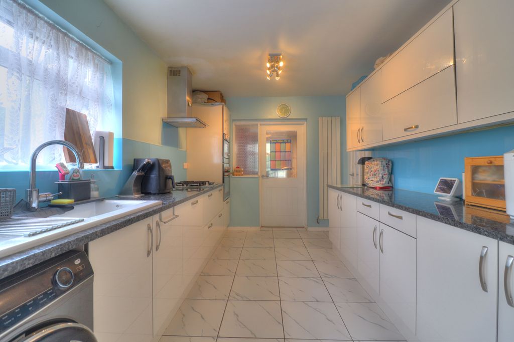 Property photo 3 of 31 Kitchen