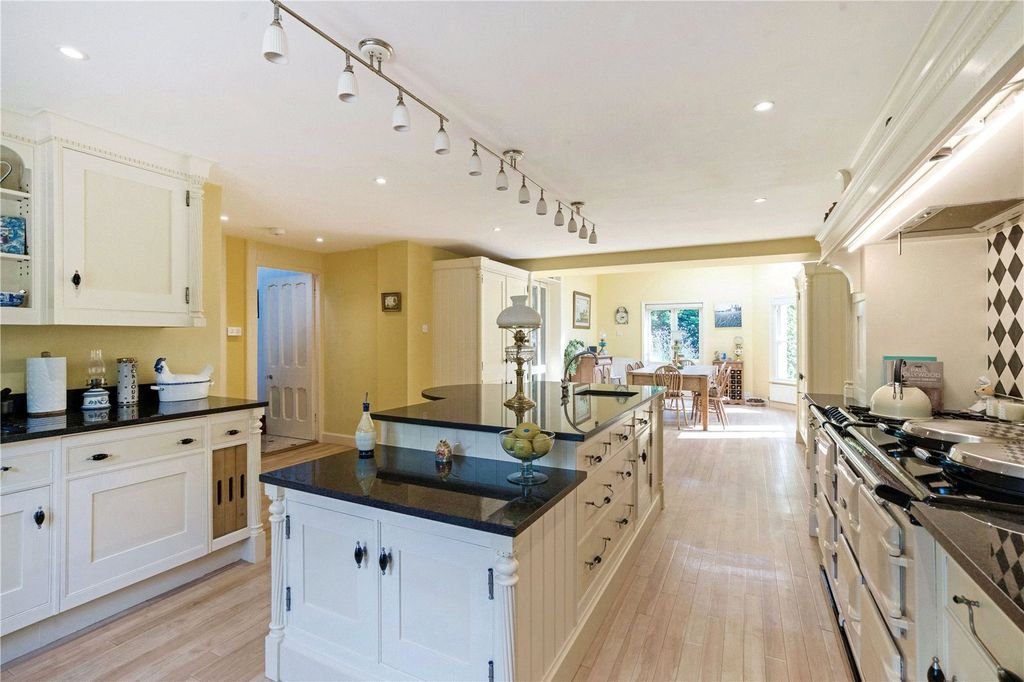 Property photo 3 of 21 Kitchen/Breakfast