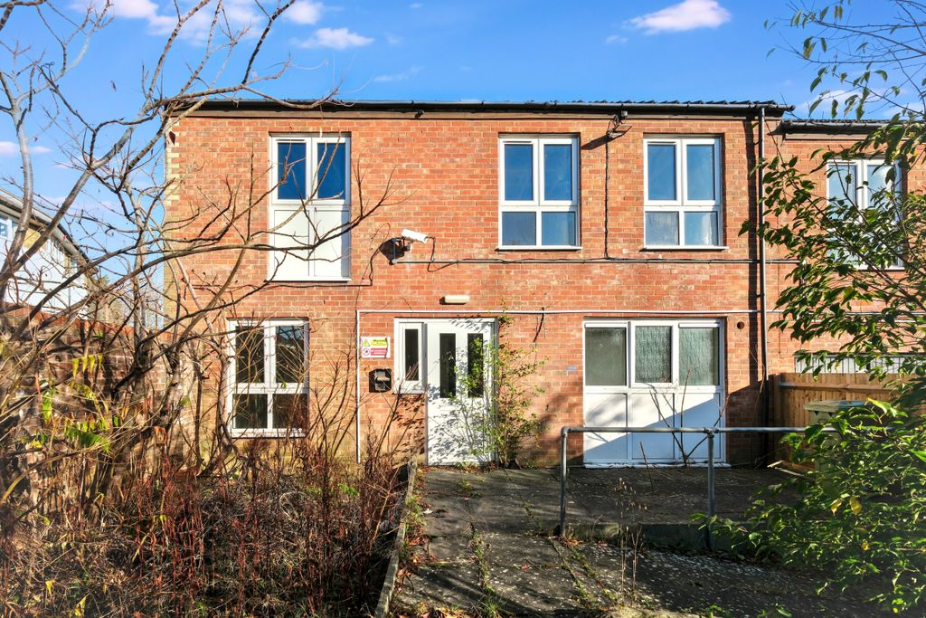 Property photo 2 of 20 21 Blackheath Crescent, Bradwell Common, Milton Keynes Mk13 8Ad