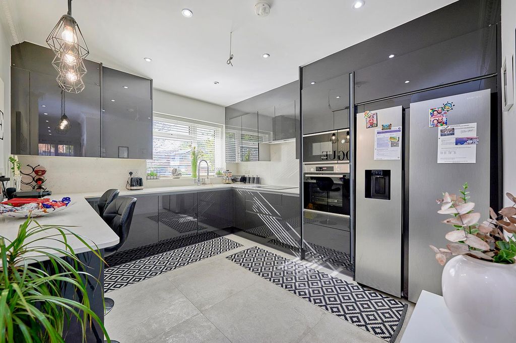 Property photo 2 of 14 Fitted Kitchen