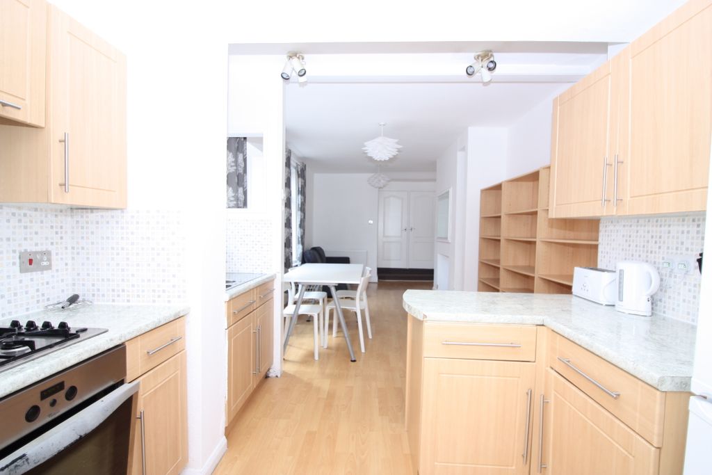 Property photo 3 of 11 33 St Johns Kitchen 1