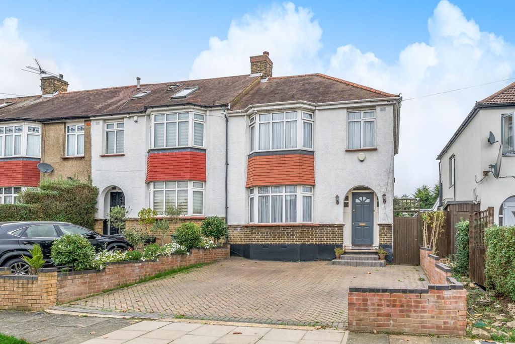 Property photo 1 of 16 Three Bedroom End Of Terrace House