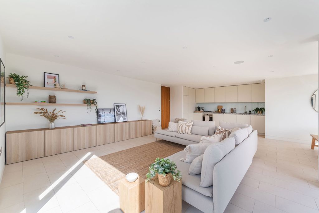 Property photo 2 of 10 5206552