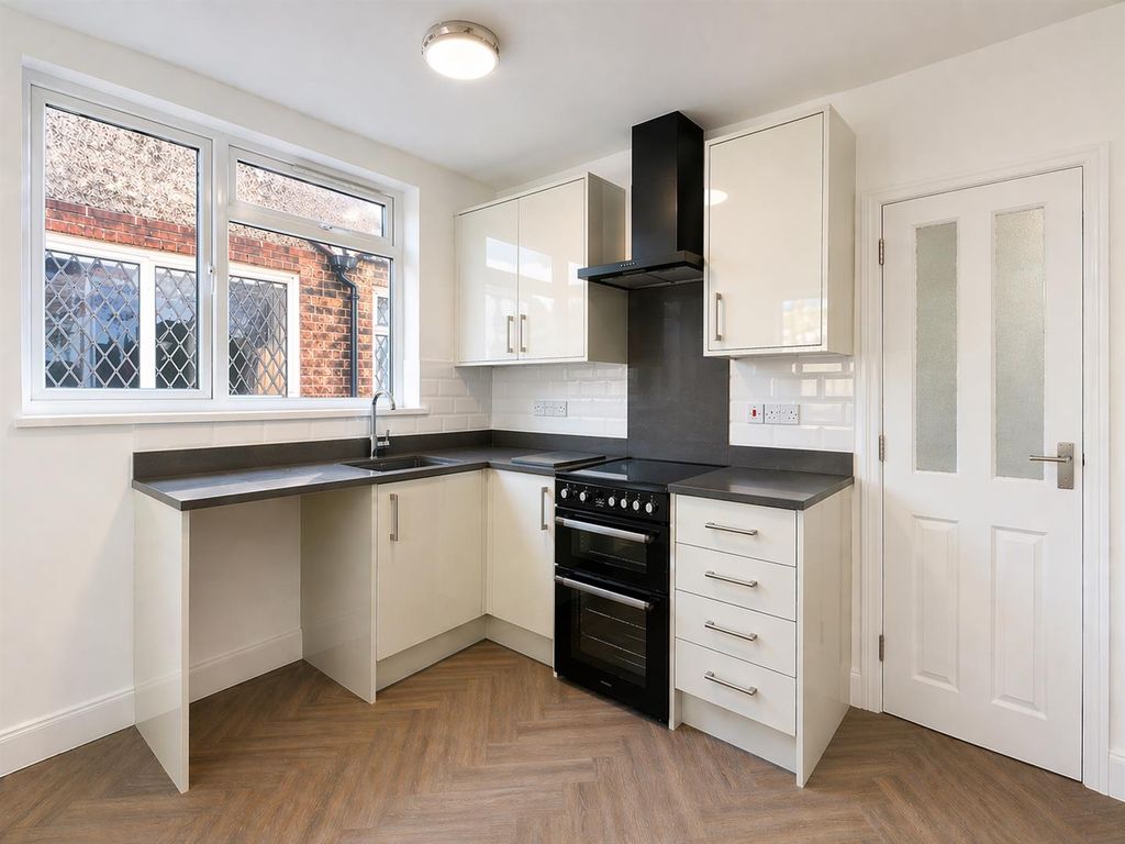 Property photo 1 of 6 Kitchen