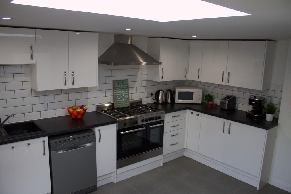 Property photo 1 of 7 Kitchen.Jpg